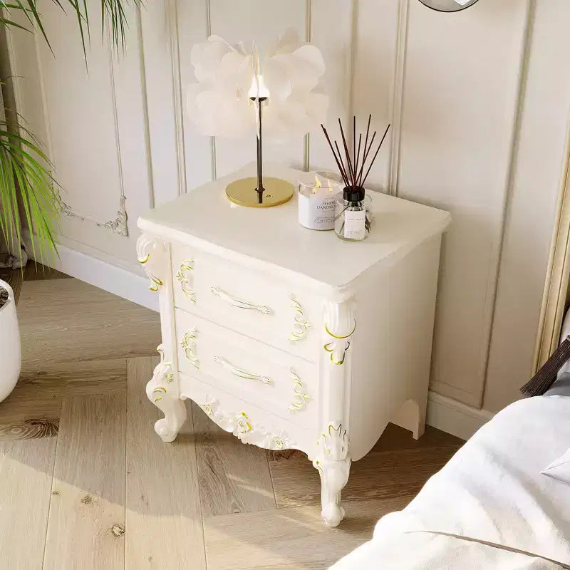 Comodino Famapy Shabby Chic Bianco con Doppi Cassetti e Dettagli Dorati, Intarsi Decorati, Tavolino, Elegante Contenitore per la Camera da Letto