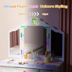 JOYMOR Toeletta a forma di unicorno luminoso, Toeletta 2-in-1 per bambini piccoli, con specchio a tre ante, 1 cassetto, Set tavolo e sedia per bambini, Perfetto compleanno