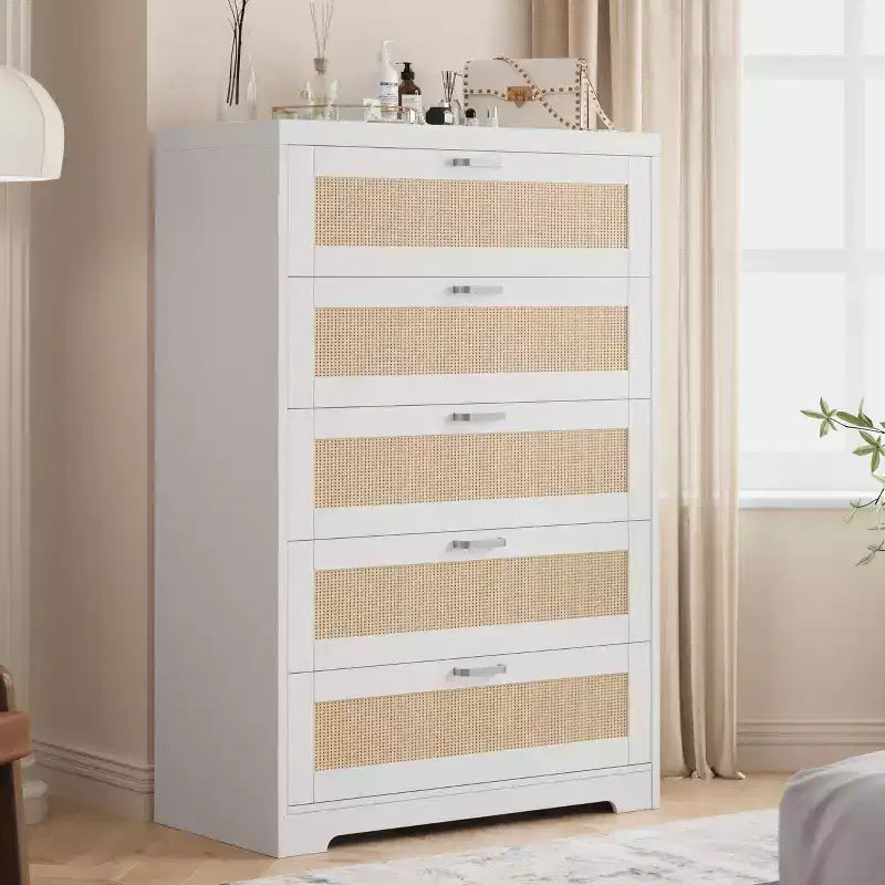 Comò a 5 cassetti in rattan per camera da letto, cassettiera alta 120 cm con prese elettriche, cassettiera in legno con maniglie in metallo per soggiorno e cabina armadio