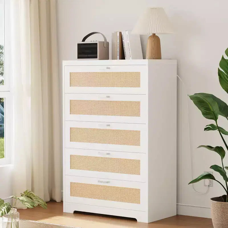 Comò a 5 cassetti in rattan per camera da letto, cassettiera alta 120 cm con prese elettriche, cassettiera in legno con maniglie in metallo per soggiorno e cabina armadio