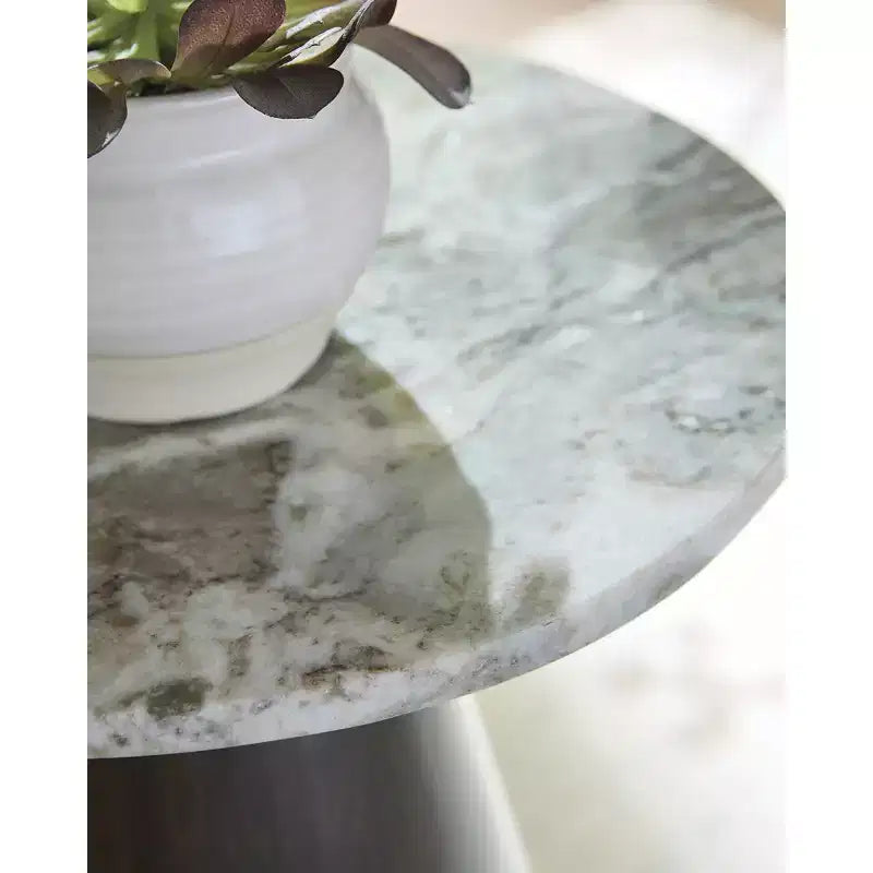Tavolino d'appoggio Signature Design by Ashley Waltnor - Piano in marmo naturale con base in legno di mango, design a materiali misti