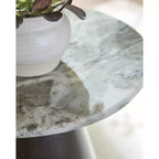 Tavolino d'appoggio Signature Design by Ashley Waltnor - Piano in marmo naturale con base in legno di mango, design a materiali misti