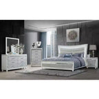 Specchio bianco HomeStock dalle linee pulite e moderne – Elegante complemento d'arredo per la camera da letto, per un look fresco e luminoso