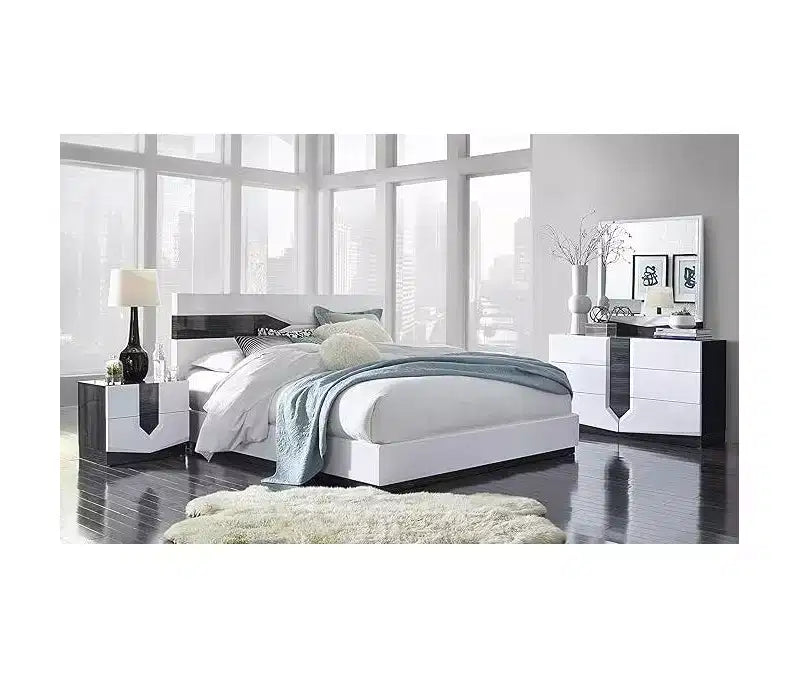 Specchio moderno Hudson HomeStock con finitura lucida e bordo in Zebrano grigio scuro, elegante accessorio per la camera da letto