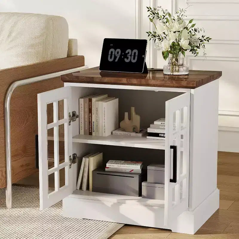Comodino da 61 cm con stazione di ricarica, ante in vetro temperato e ripiani regolabili, comodino in legno stile rustico