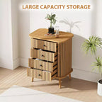 Comò a 4 cassetti, cassettiera da camera, mobiletto contenitore, ampio spazio, comò moderno in vimini con maniglie nere opache e gambe in legno