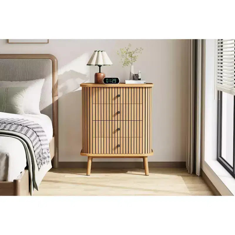 Comò a 4 cassetti, cassettiera da camera, mobiletto contenitore, ampio spazio, comò moderno in vimini con maniglie nere opache e gambe in legno