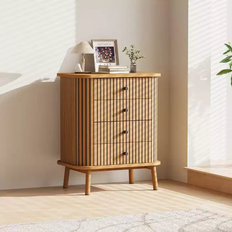Comò a 4 cassetti, cassettiera da camera, mobiletto contenitore, ampio spazio, comò moderno in vimini con maniglie nere opache e gambe in legno