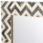 Specchio da Parete Resina Legno Vetro Moderna Cornice Chevron 24x1x36 Pollici Grigio Bianco Accento Decorativo per Casa Ufficio Camera da Letto Soggiorno