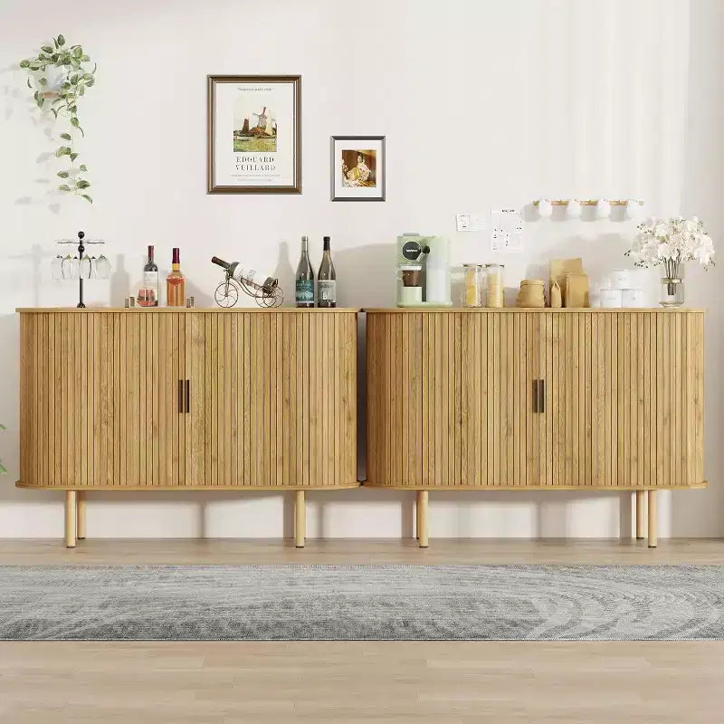 GustoWave 47 Mobile buffet scanalato con ante scorrevoli, credenza contenitore moderna in legno con ripiani regolabili