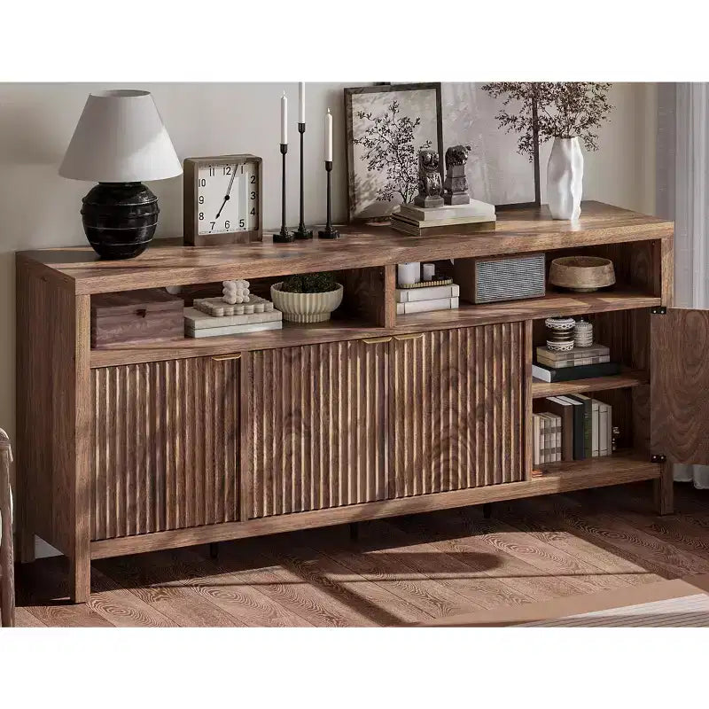 GustoWave 65.8 in Credenza Buffet con Ante Scanalate, Mobile Contenitore Moderno da Cucina con Ante Scanalate, Elegante Texture del Legno