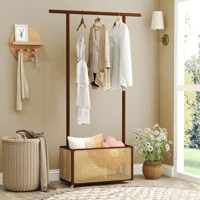 Costway Appendiabiti in Bambù con Cesto Portaoggetti in Rattan e Ruote, Appendiabiti Mobile Marrone/Beige