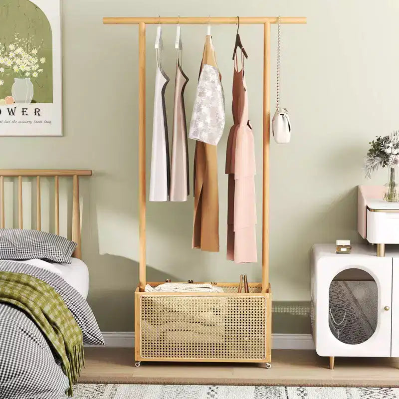 Costway Appendiabiti in Bambù con Cesto Portaoggetti in Rattan e Ruote, Appendiabiti Mobile Marrone/Beige