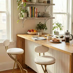 Sgabelli da bar Homy Casa, set da 2, in velluto, con struttura curva in metallo dorato e poggiapiedi, altezza seduta 71 cm, bianco crema