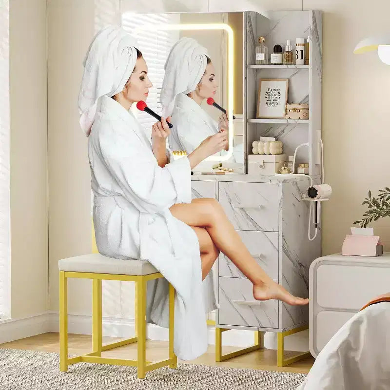 Scrivania Toeletta in Marmo Bianco con Specchio Illuminato, 3 Modalità Colore e Prese di Corrente