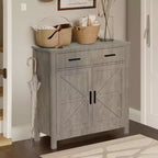 Una credenza da cucina in stile rustico moderno con due cassetti e due ante per riporre gli oggetti; può anche fungere da mobile bar indipendente.