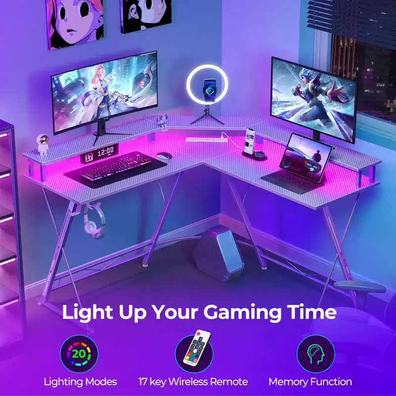 Scrivania a L Greenstell 128 cm – Superficie in fibra di carbonio con luce LED e prese di corrente, tavolo da gaming con supporto per monitor e gancio per cuffie
