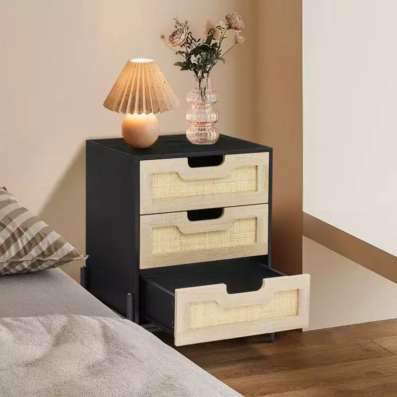 Comodino intrecciato GustoWave con gambe in ferro, comodino decorativo a tre cassetti per camera da letto/salotto
