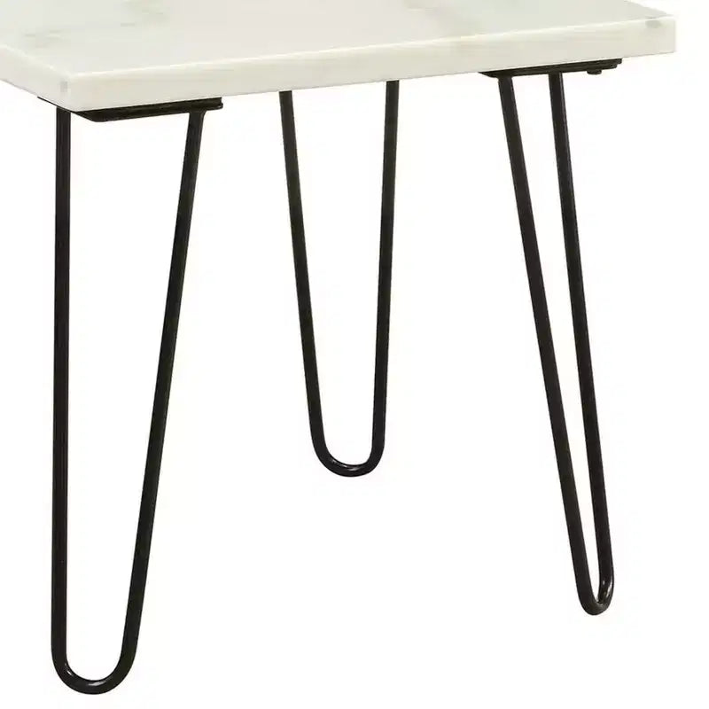 Tavolino Royal Hampton con piano in marmo e gambe angolari in legno intagliate con motivo floreale, colore argento