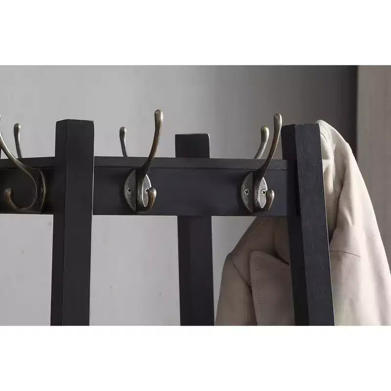 Appendiabiti autoportante Okak con struttura in legno, attaccapanni con ripiani portaoggetti a 3 livelli e finitura argentata, appendiabiti per camera da letto, soggiorno, nero