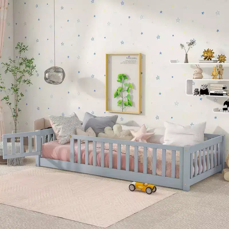 TUYOHW Letto a Pavimento per Bambini, Misura Matrimoniale, in Legno Moderno Stile Montessori, con Spondine di Sicurezza e Porta, per Camera da Letto
