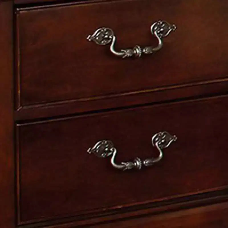 Comodino in legno Royal Hampton con 2 cassetti, cassetto superiore nascosto e maniglie in metallo, marrone