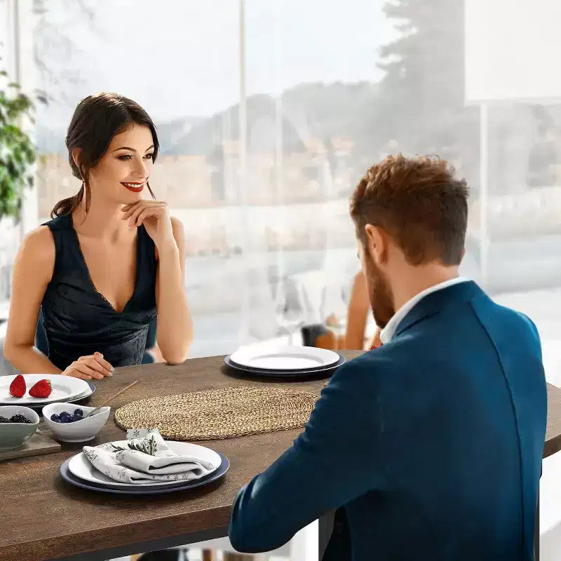 Garvee Tavolo Bar e Sedie per 2, Set Moderno da Pranzo con Doppio Portabottiglie, Portabicchieri, Sedili in PU, Tavolo Marrone per Sala da Pranzo e Ufficio