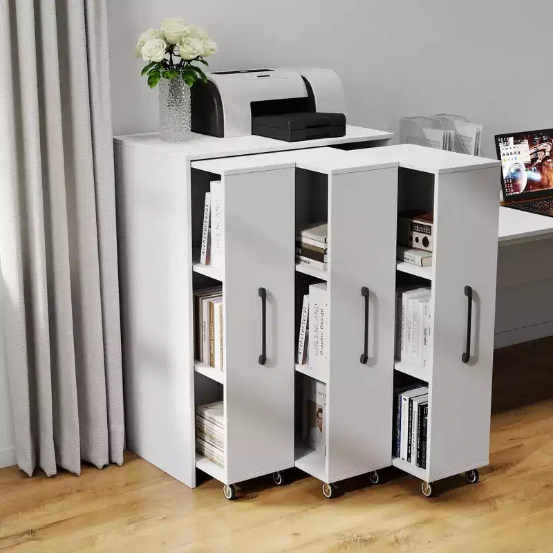 Libreria scorrevole a 3 ante JVNOXK, libreria a 3 ripiani con ruote per ufficio o camera da letto, design a scomparsa - bianca