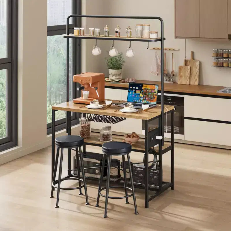 Isola da Cucina Industriale da 42 pollici con Presa Elettrica e 2 Sgabelli da Bar, Set da Pranzo da 3 Pezzi con Ripiani, Porta Microonde e 5 Ganci per Coffee Bar