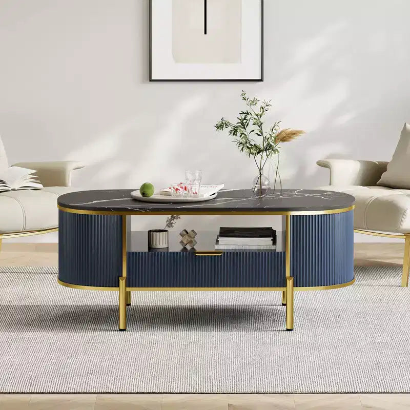 Tavolino da caffè ovale moderno scanalato da 48 pollici, piano in finto marmo e base curva in metallo dorato, tavolino centrale da soggiorno con cassetto e contenitore