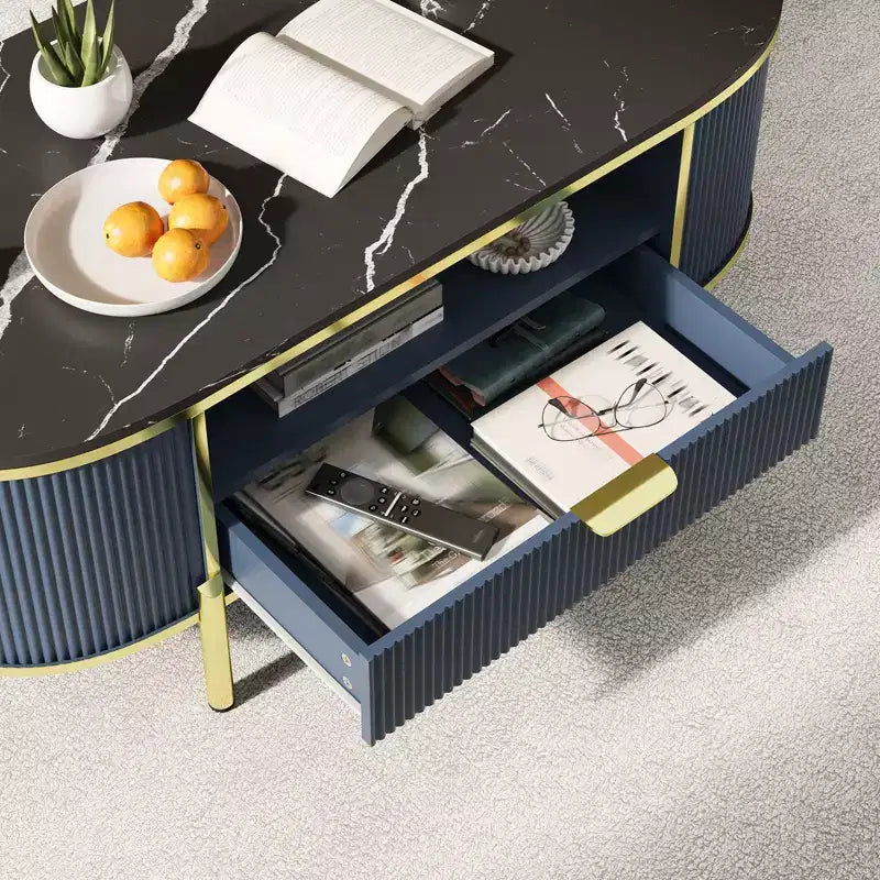 Tavolino da caffè ovale moderno scanalato da 48 pollici, piano in finto marmo e base curva in metallo dorato, tavolino centrale da soggiorno con cassetto e contenitore