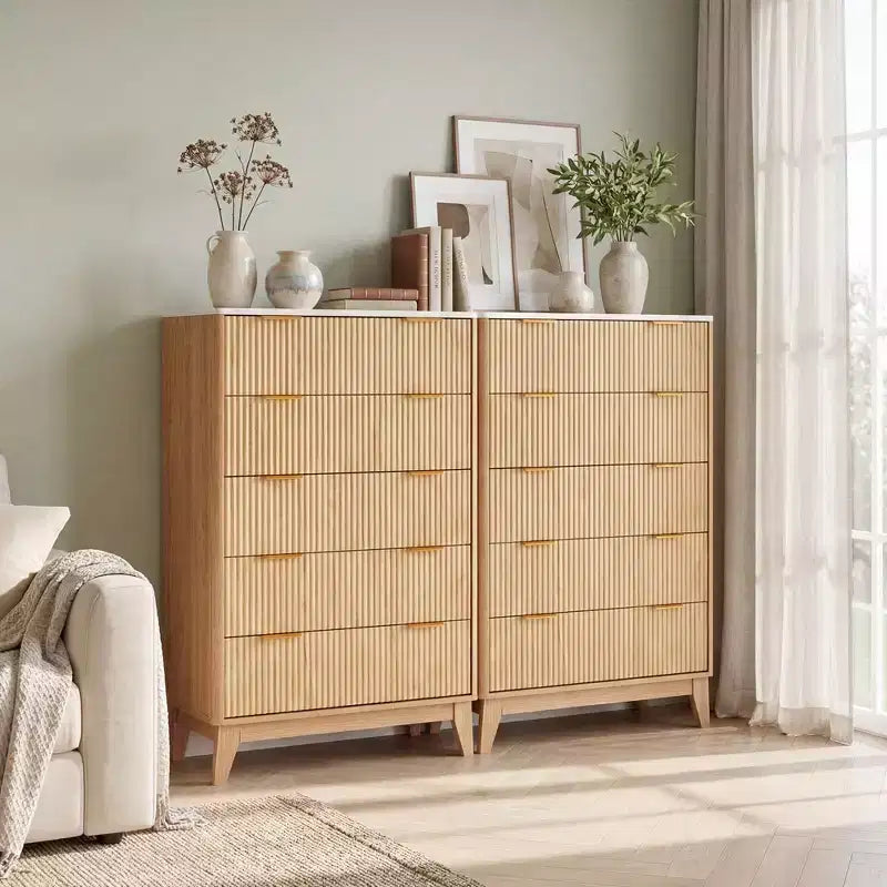 Cassettiera alta elegante con motivo scanalato e dettagli dorati, mobile stretto per camera da letto, ingresso, bagno