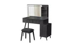 Moderna toeletta angolare con specchio illuminato, 4 cassetti, mobile laterale, sgabello abbinato e ripiani aperti per la camera da letto