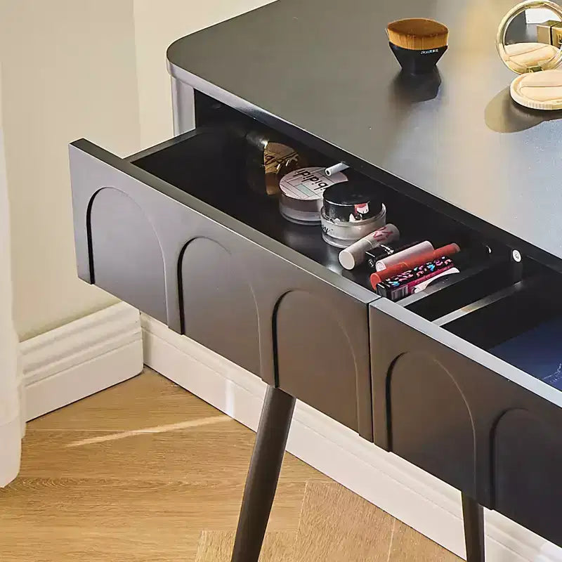 Moderna toeletta angolare con specchio illuminato, 4 cassetti, mobile laterale, sgabello abbinato e ripiani aperti per la camera da letto