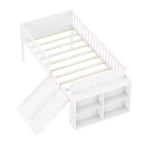 Struttura letto singolo con ripiano portaoggetti, scivolo e scaletta, piattaforma letto in legno con sponde, bianco