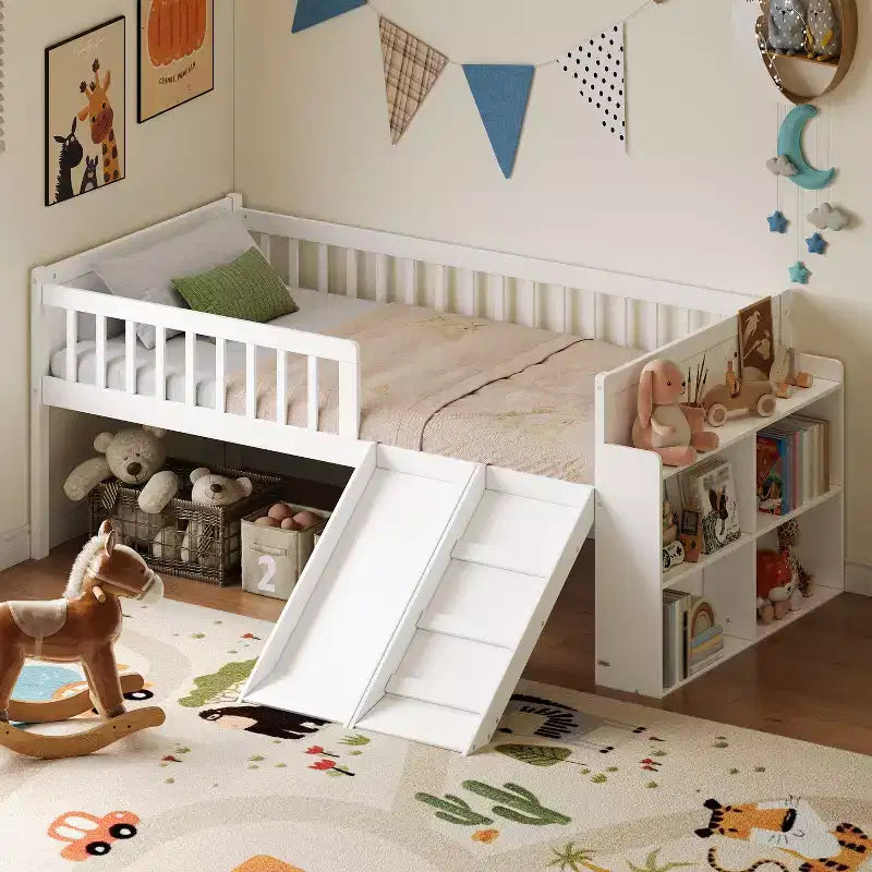 Struttura letto singolo con ripiano portaoggetti, scivolo e scaletta, piattaforma letto in legno con sponde, bianco