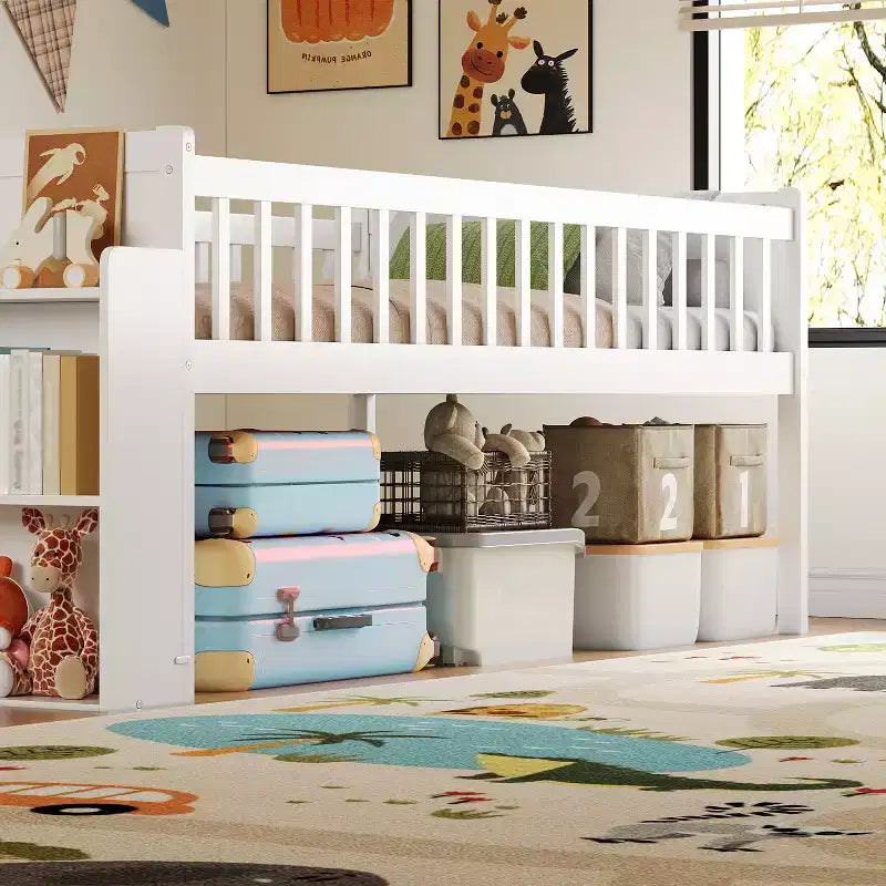 Struttura letto singolo con ripiano portaoggetti, scivolo e scaletta, piattaforma letto in legno con sponde, bianco