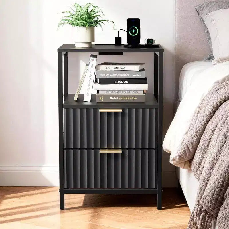 Comodino Karl Home largo 38 cm - 2 cassetti, 1 ripiano, presa di corrente USA - set da 2