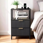 Comodino Karl Home largo 38 cm - 2 cassetti, 1 ripiano, presa di corrente USA - set da 2