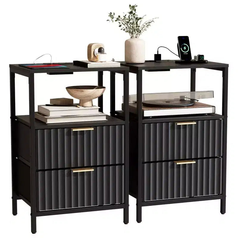Comodino Karl Home largo 38 cm - 2 cassetti, 1 ripiano, presa di corrente USA - set da 2