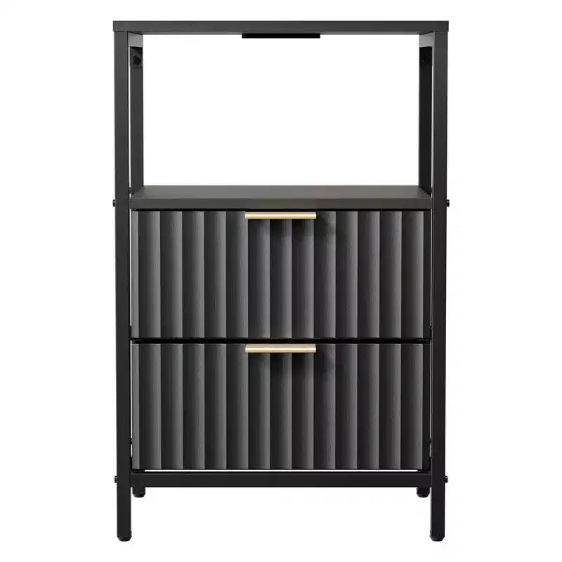 Comodino Karl Home largo 38 cm - 2 cassetti, 1 ripiano, presa di corrente USA - set da 2