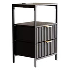 Comodino Karl Home largo 38 cm - 2 cassetti, 1 ripiano, presa di corrente USA - set da 2
