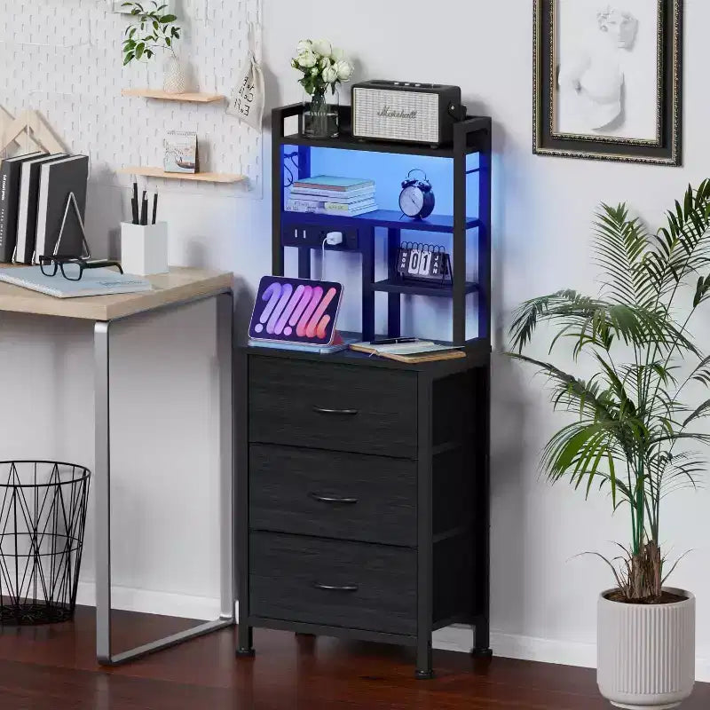 Qwatto Comodino Alto 115 cm con Stazione di Ricarica USB e Luce, Comodino a 3 Cassetti in Tessuto, Scaffale per Camera da Letto e Dormitorio Piccoli, Finitura Nera