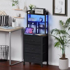 Qwatto Comodino Alto 115 cm con Stazione di Ricarica USB e Luce, Comodino a 3 Cassetti in Tessuto, Scaffale per Camera da Letto e Dormitorio Piccoli, Finitura Nera