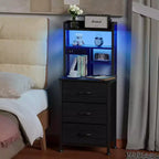 Qwatto Comodino Alto 115 cm con Stazione di Ricarica USB e Luce, Comodino a 3 Cassetti in Tessuto, Scaffale per Camera da Letto e Dormitorio Piccoli, Finitura Nera