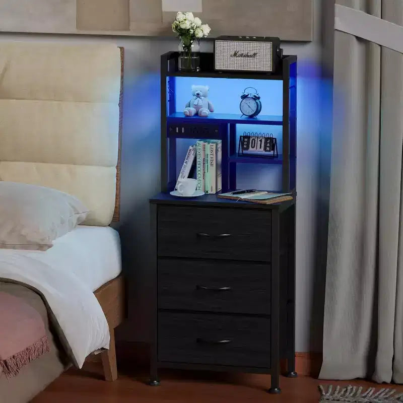 Qwatto Comodino Alto 115 cm con Stazione di Ricarica USB e Luce, Comodino a 3 Cassetti in Tessuto, Scaffale per Camera da Letto e Dormitorio Piccoli, Finitura Nera
