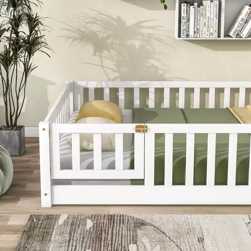 Sailvan Letto Completo a Pavimento con Recinzione e Porta, Struttura Letto a Piattaforma per Bambini in Legno Massello