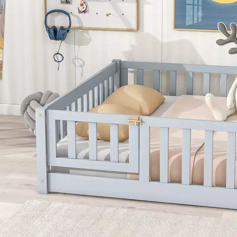 Sailvan Letto Completo a Pavimento con Recinzione e Porta, Struttura Letto a Piattaforma per Bambini in Legno Massello