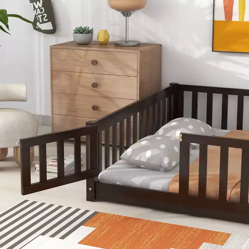 Sailvan Letto Completo a Pavimento con Recinzione e Porta, Struttura Letto a Piattaforma per Bambini in Legno Massello