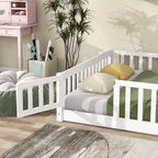 Sailvan Letto Completo a Pavimento con Recinzione e Porta, Struttura Letto a Piattaforma per Bambini in Legno Massello